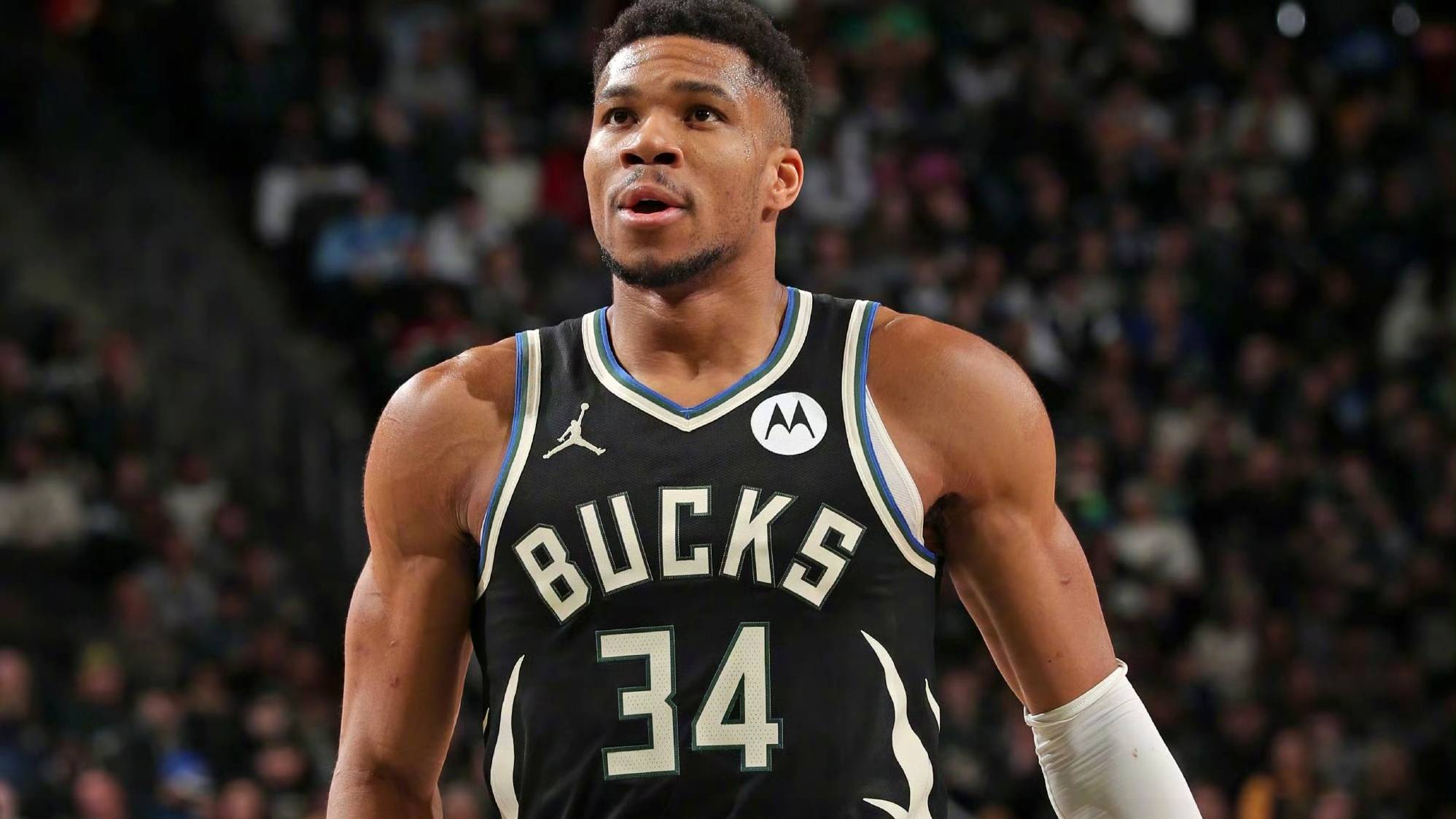 爱游戏 -字母哥回归赛场，挺进下一轮首场状态亮眼，IG观众沸腾！的简单介绍