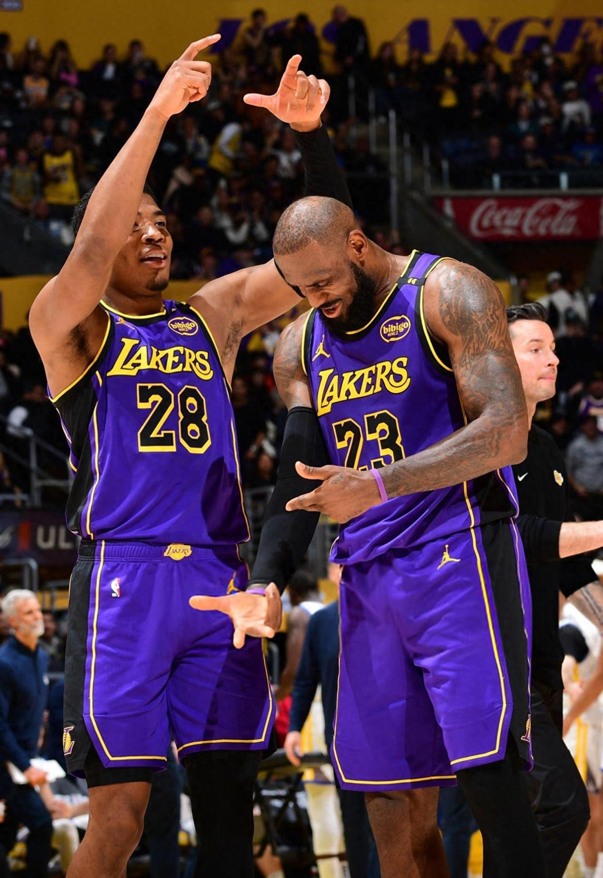 爱游戏体育在线 - 詹姆斯关键节点出色防守，SKT带队取胜！